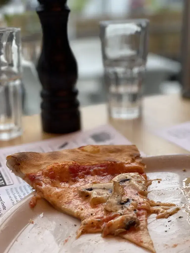 Mariam Almansoori_Rocki Docki Pub & Pizzeria_Flums_reseña