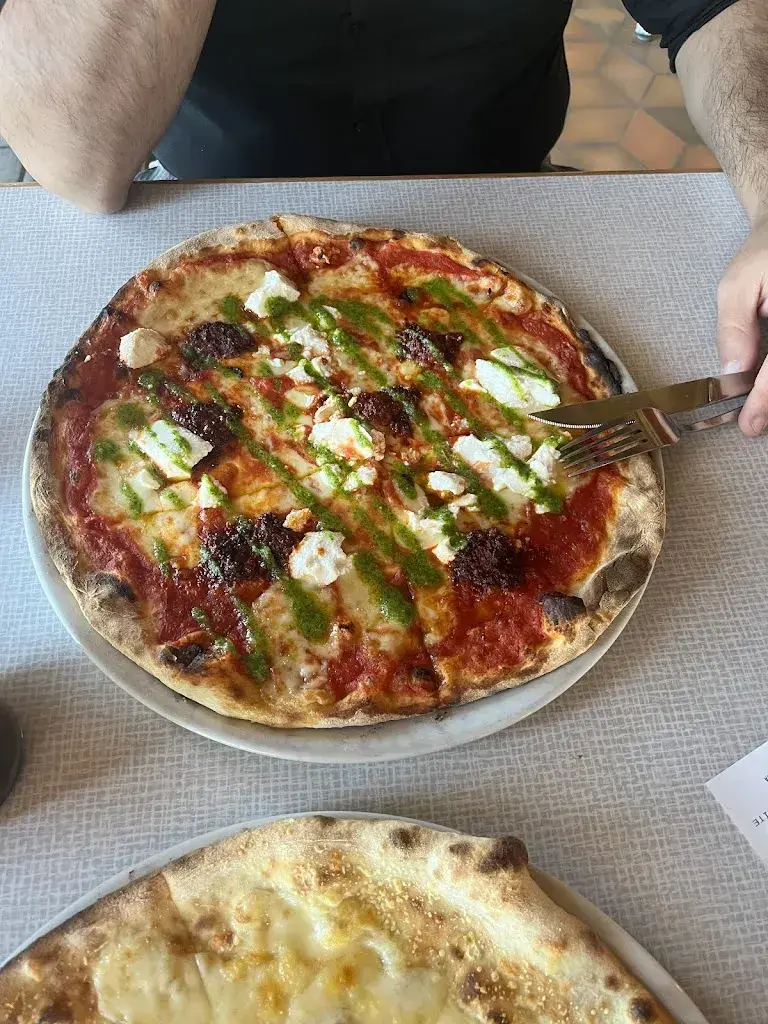 SA Na_The Lacustre_Lausanne_review