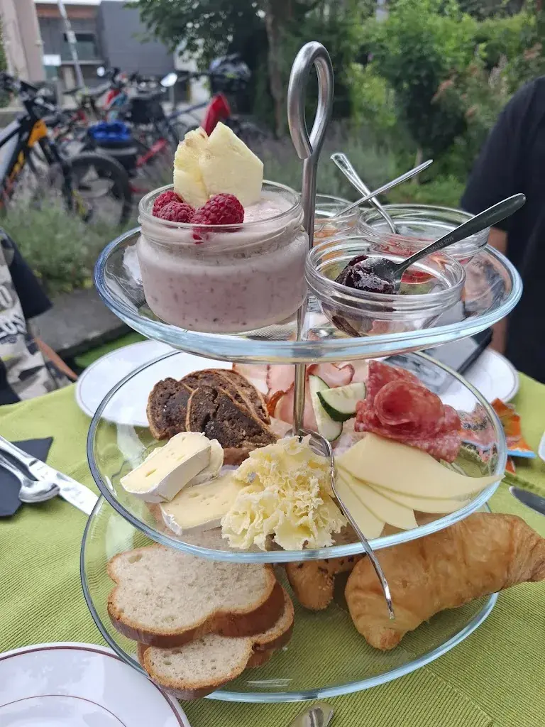 Jasmin Z._Gartencafé_Kaltbrunn_recensione