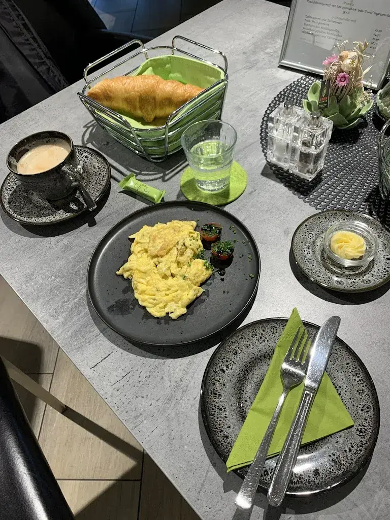 Tim Somerset_Madlen's Cafe_Wattwil_review