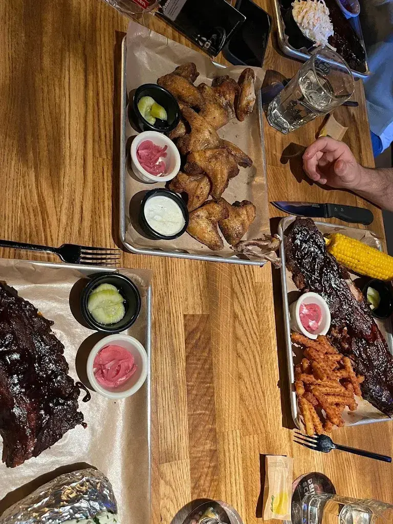 Sarah Ruh_T's Barbecue Restaurant_Wil_recensione