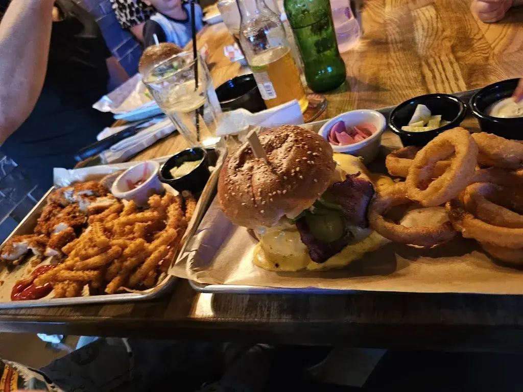 Marcel Mawuli Bischof_T's Barbecue Restaurant_Wil_recensione