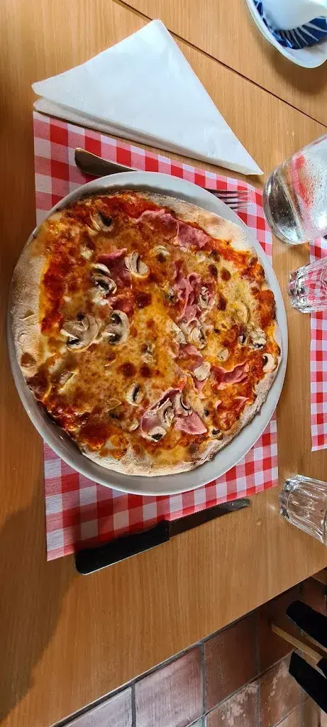 Thomas Neukom_Holzofen Pizzeria Eschenhof_Flawil_review