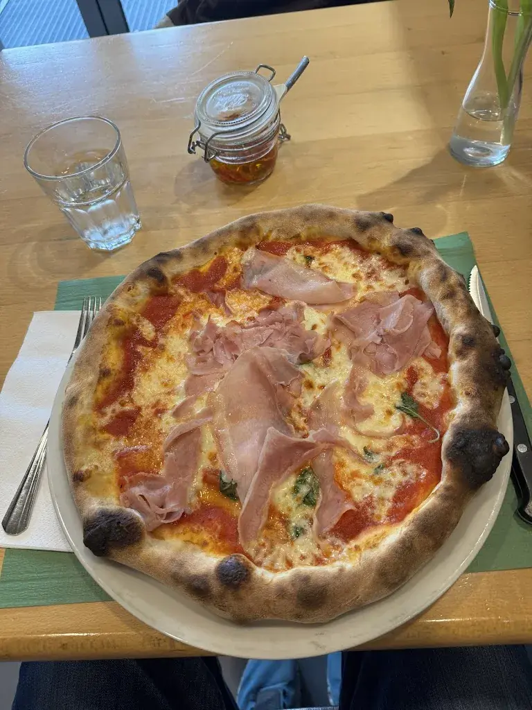 Gotoku Neko_Piazza Vittoria_Bern_avis