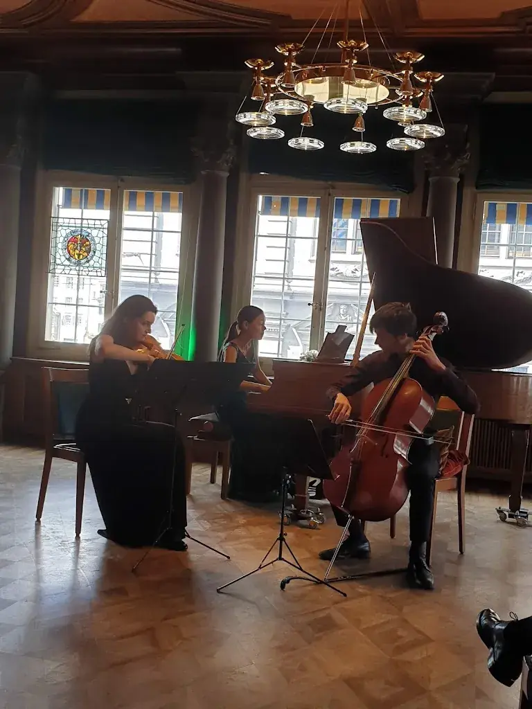 Karina_Zunfthaus zur Saffran_Zürich_avis