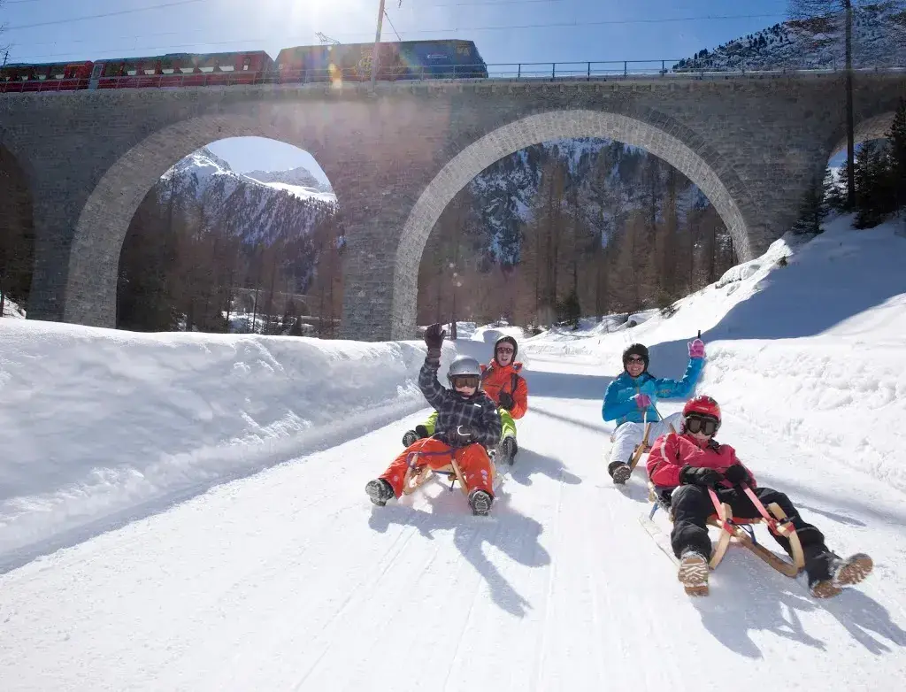 Schlittenvermietung Preda Onlinebuchung: Schlittel-Bahnorama.ch restaurant à Preda