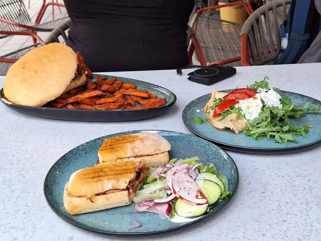 Au Cherry_Stani's Corner_Engelberg_review