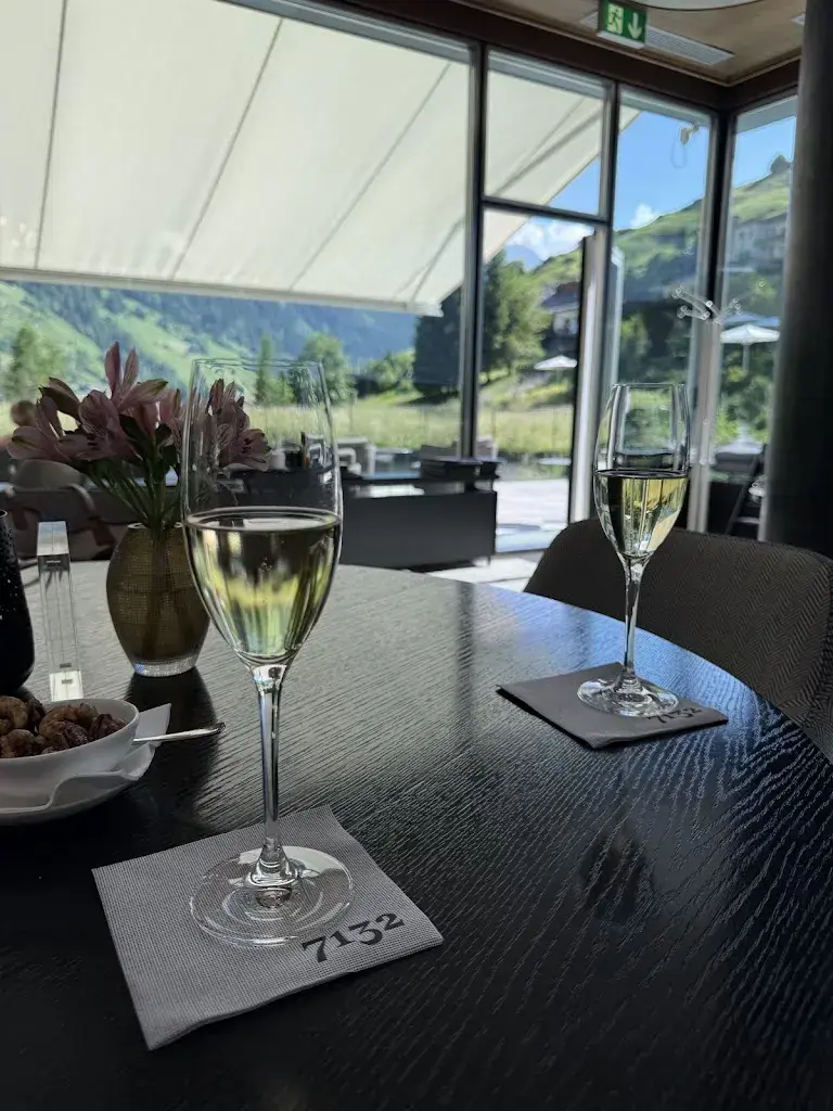 Amy Shi_7132 Hotel_Vals_review