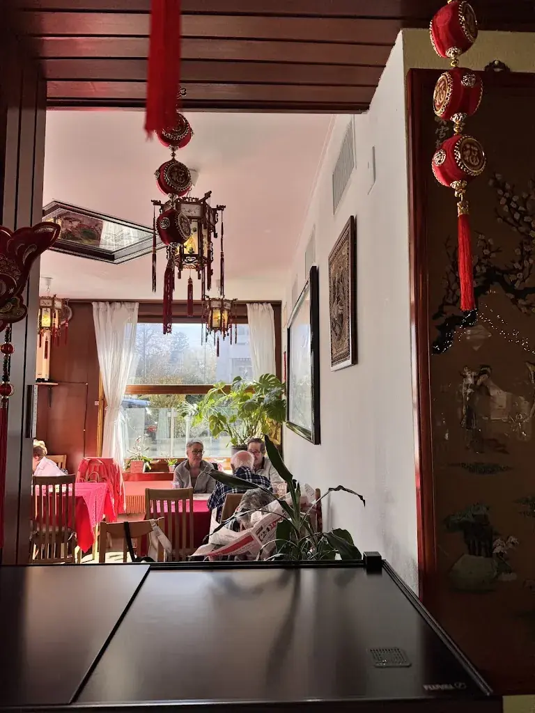 Minjae Won_Hong Kong City_La Tour-de-Peilz_review