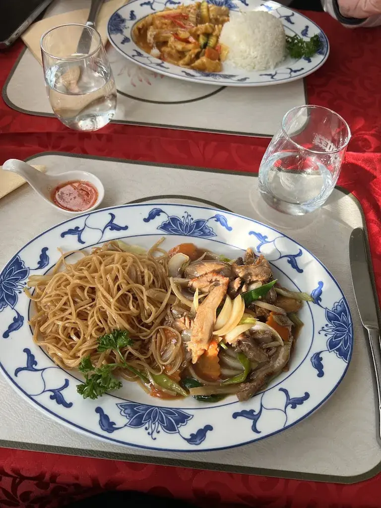 Haruehun Airry_Hong Kong City_La Tour-de-Peilz_review