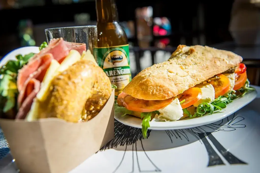 Piazza cafedeli_Laax_slider_image_2