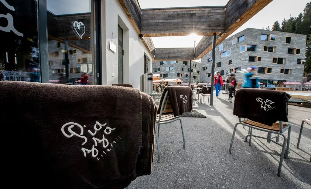 Piazza cafedeli_Laax_slider_image_3