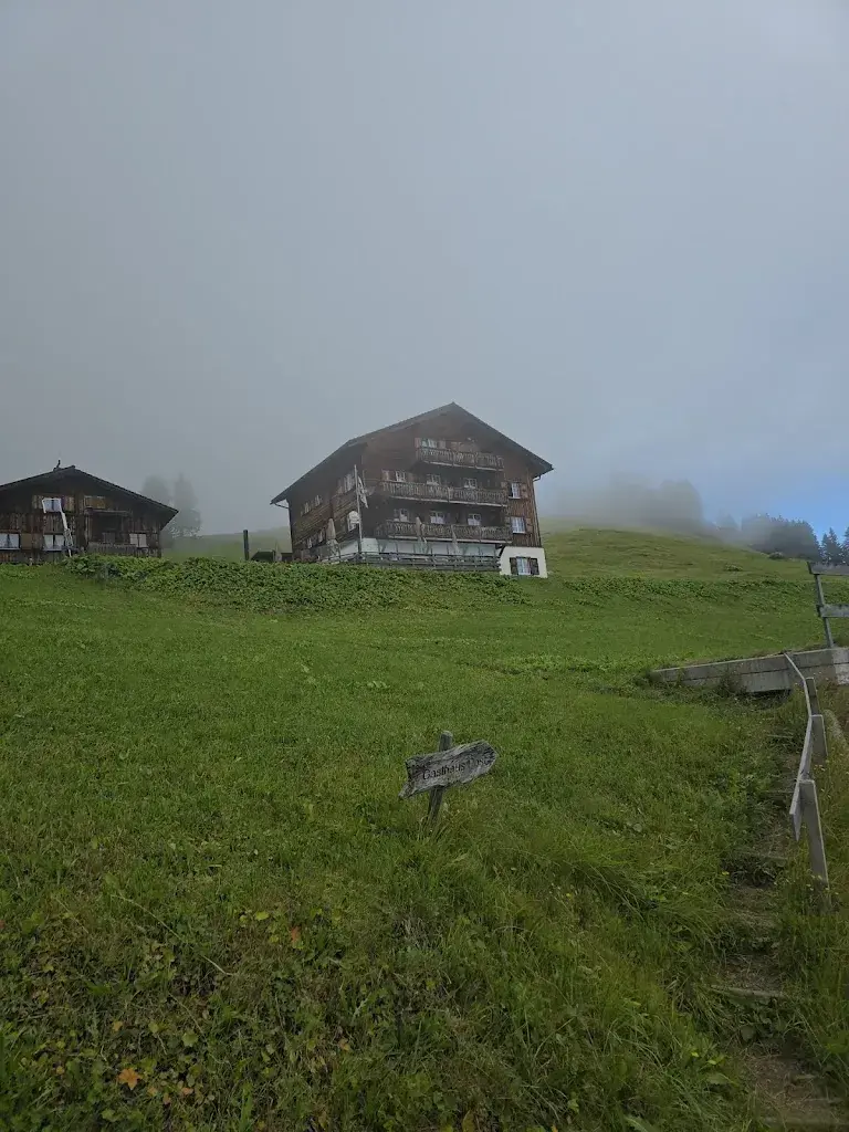 Tristan Newton_Berggasthaus Post_Obermutten_review