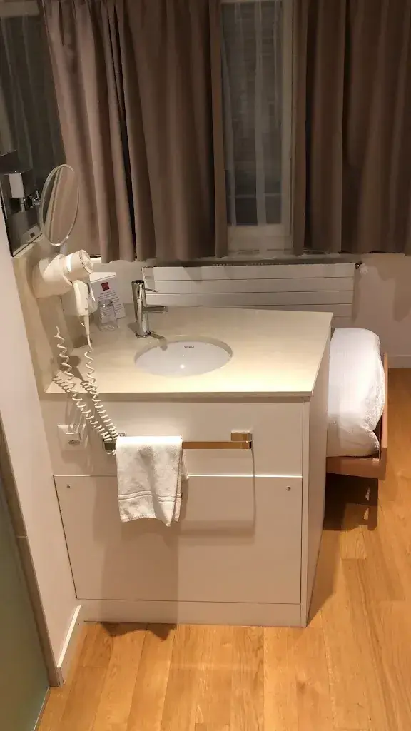 José Luis Pinto Vergara_Hotel Élite_Sion_review