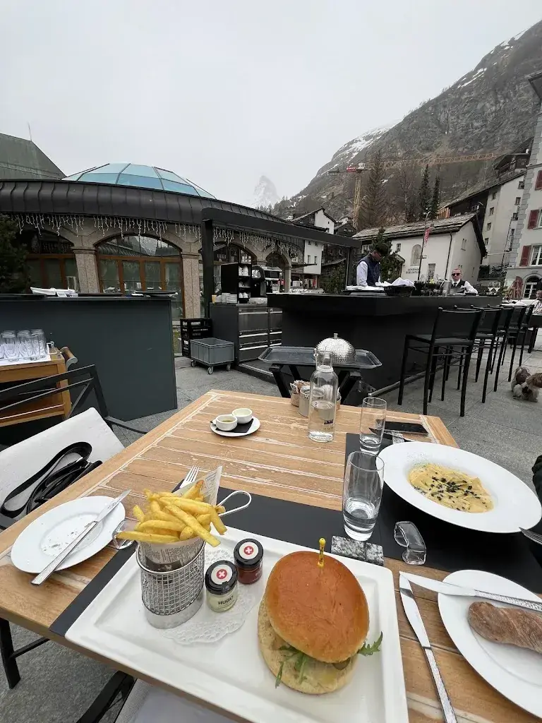 Hugo Williams_Lusi Brasserie & Lounge_Zermatt_avis