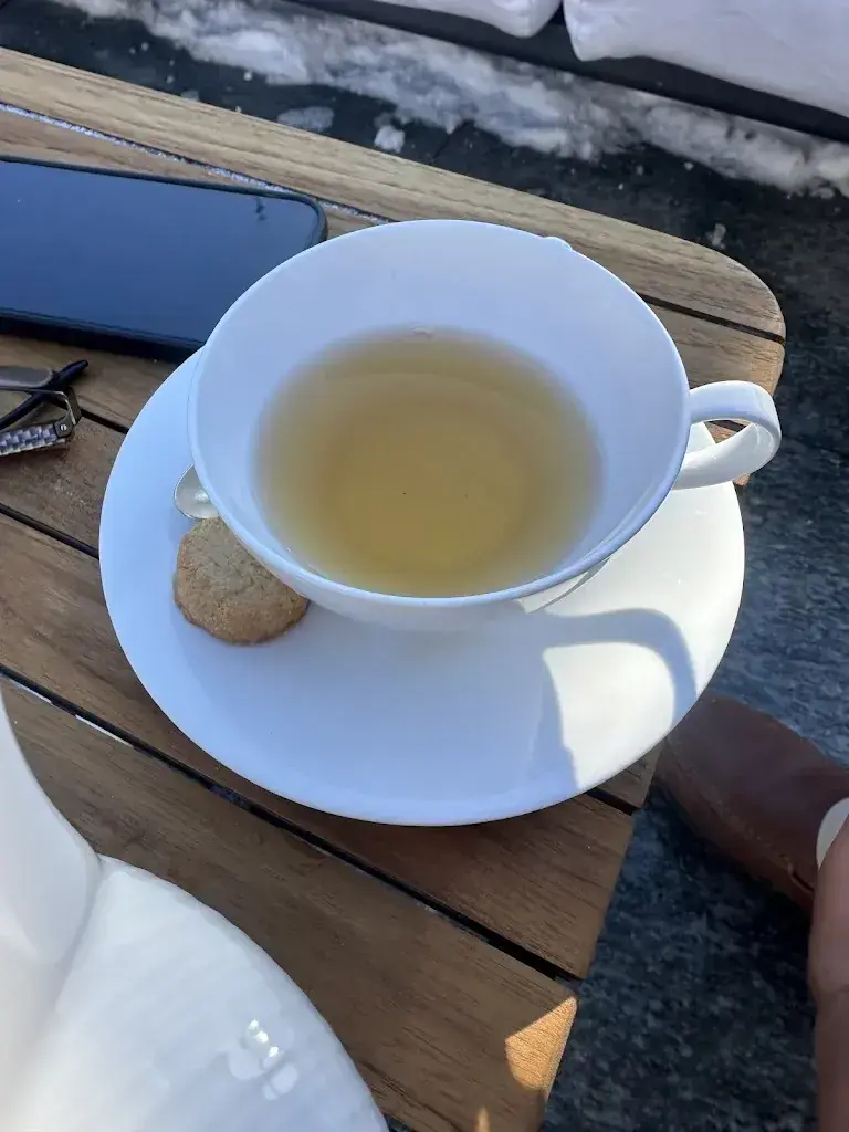 Mona Alrawajeh_Lusi Brasserie & Lounge_Zermatt_avis