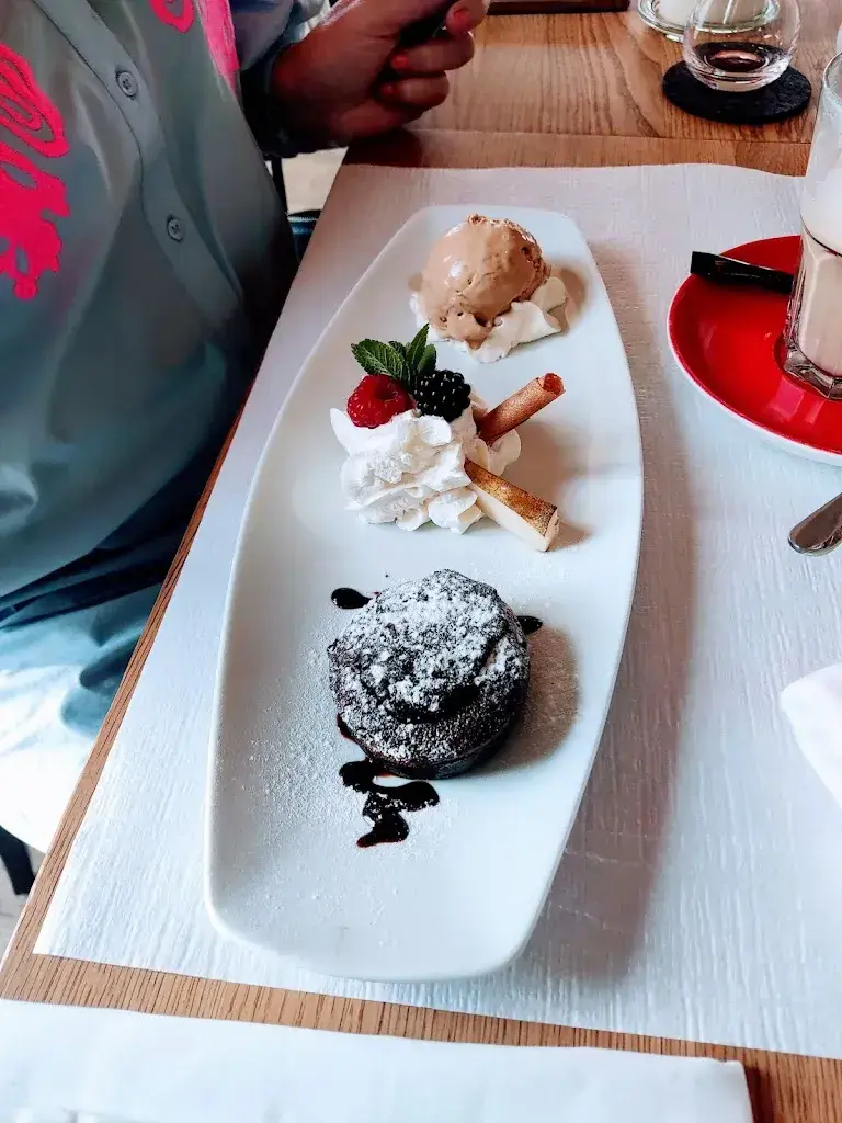 Philippe Van der Mersch_La Péniche_Nidau_review