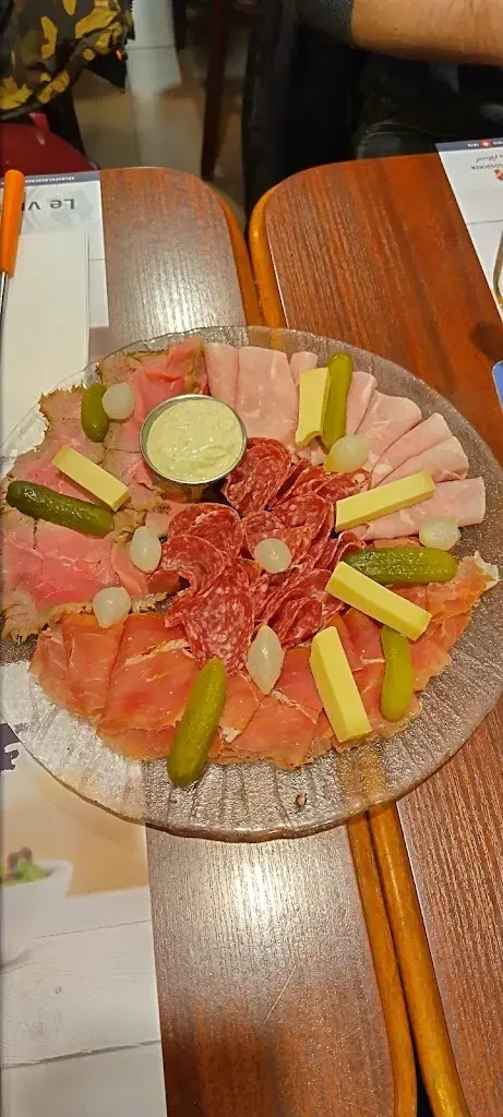 Harri Louhos_City-Bar Brasserie_Biel_review