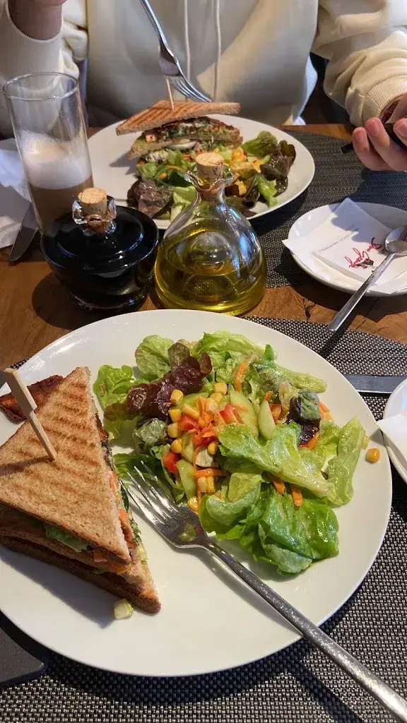 Shatha Najeeb_Bistro und Gelateria Kaufmannfrauen_Flims_review