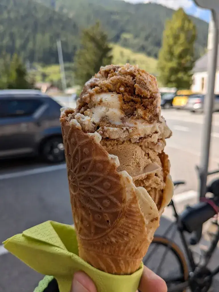 Lorenzo Gaborini_Bar 47 Quarantasette Eisdiele Grill Biergarten_Zernez_reseña