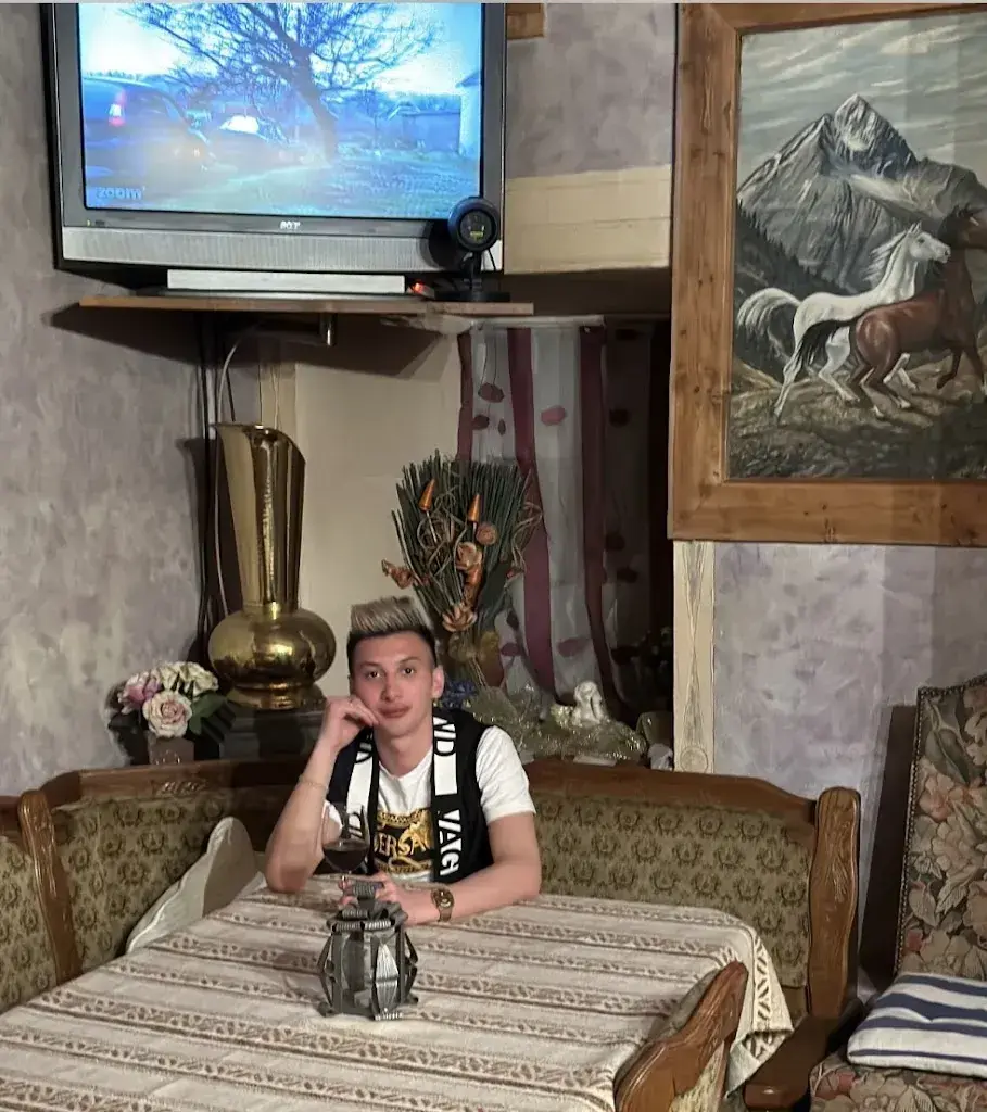 Kenzo Pgc_Bar 47 Quarantasette Eisdiele Grill Biergarten_Zernez_reseña