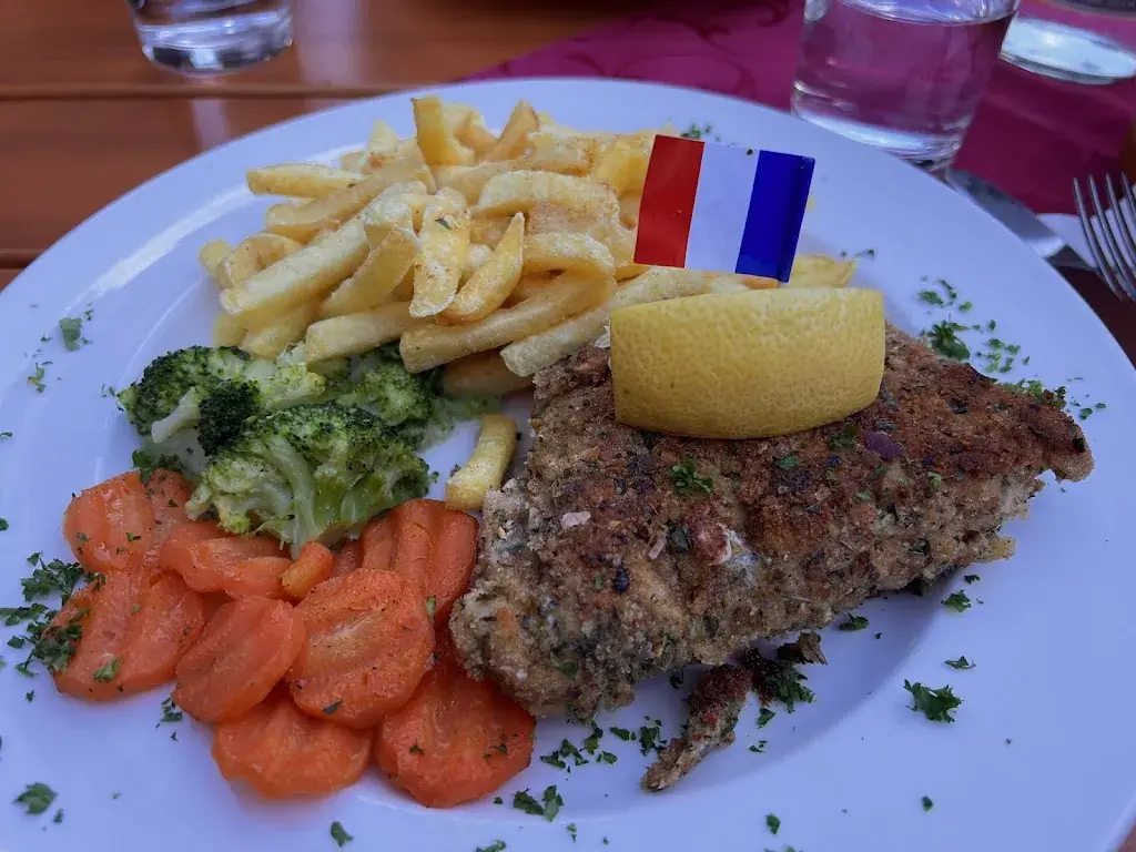 Bahnhöfli Hotel a la Staziun restaurante en Zernez