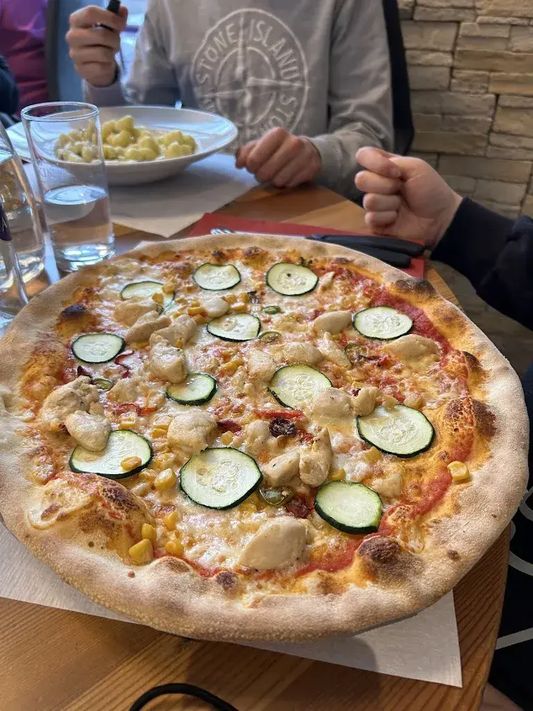 Restorant Pizzaria Taverna_Scuol_slider_image_3