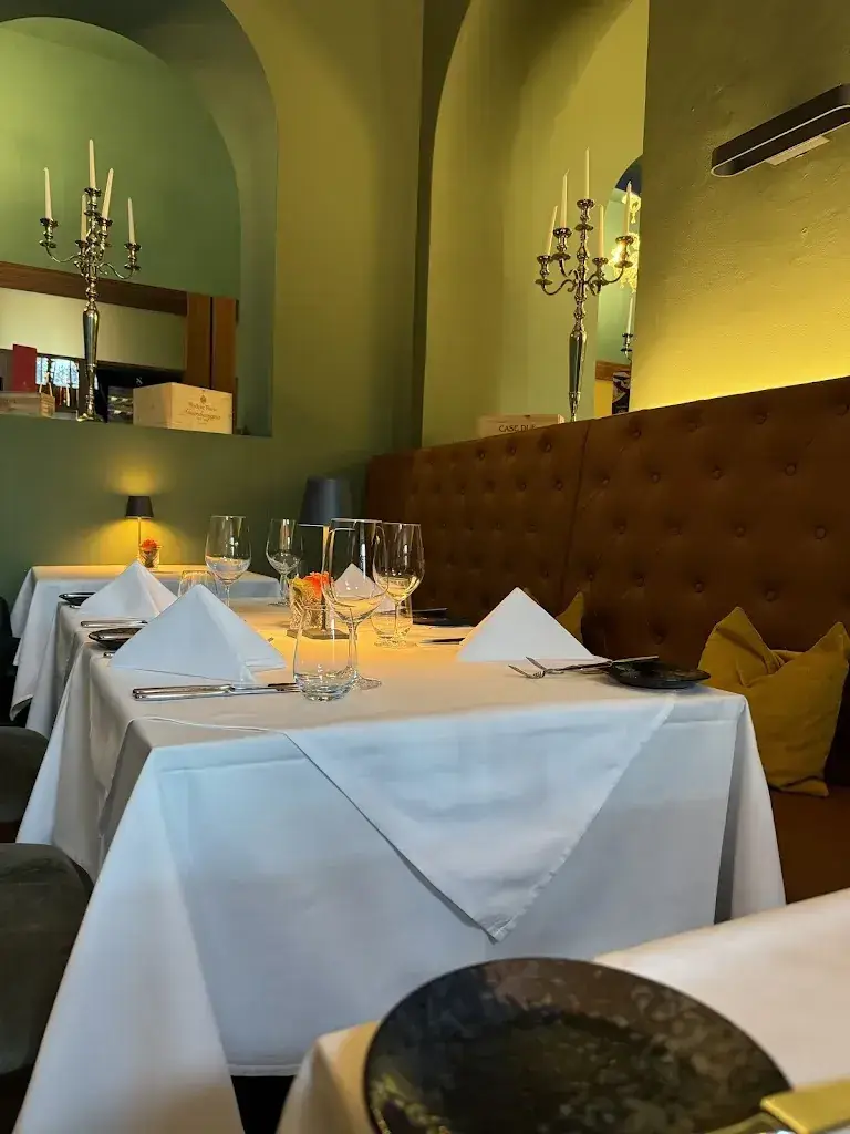 VIC'S BRASSERIE_St. Moritz_slider_image_3