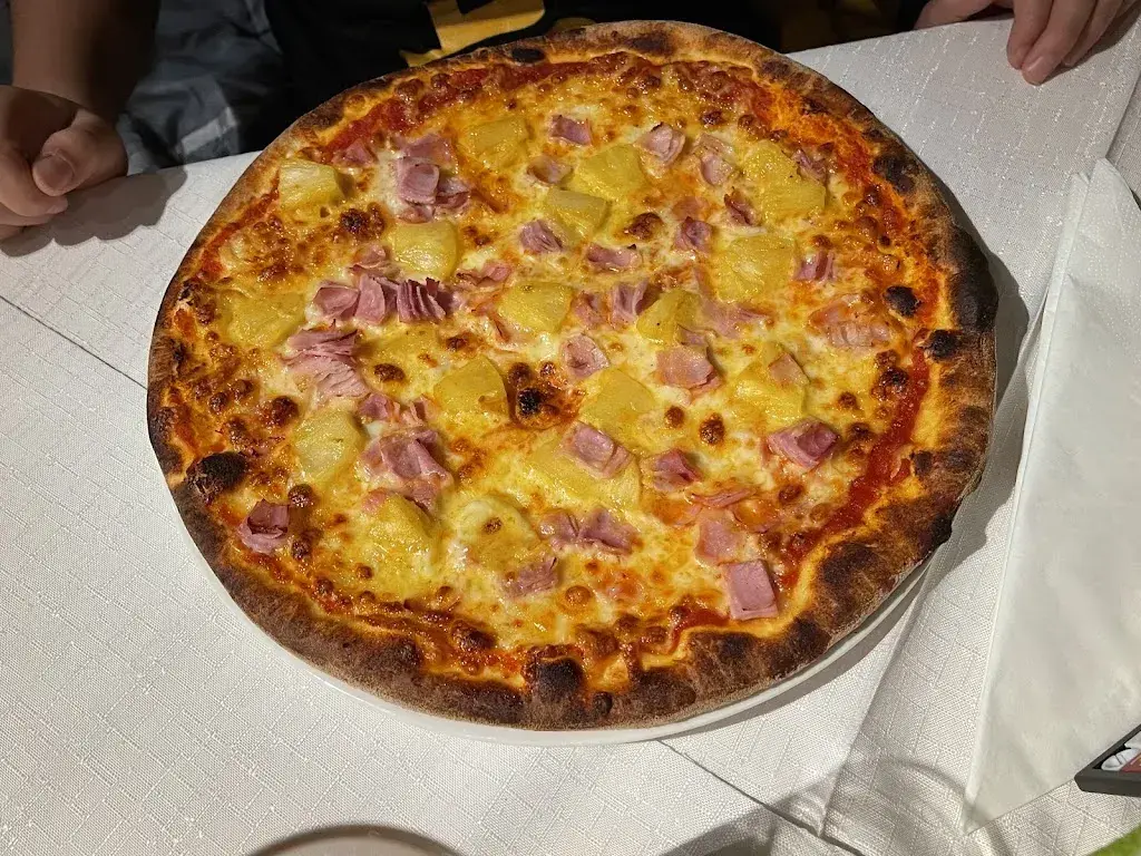 _Lost_Past__Pizzeria Camona_Samnaun_avis