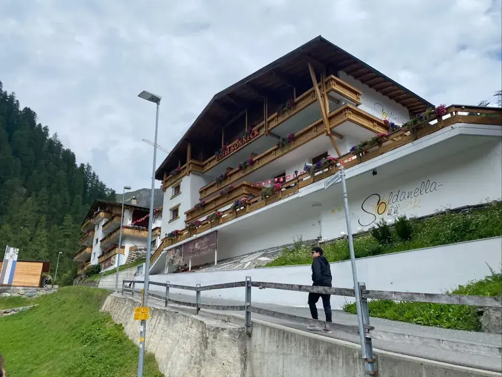 Aya Takriti_Sonnenhotel Soldanella - Sonneck_Samnaun_recensione