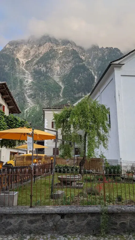 Gerhard Wesp_Albergo Piz Cam_Vicosoprano_review