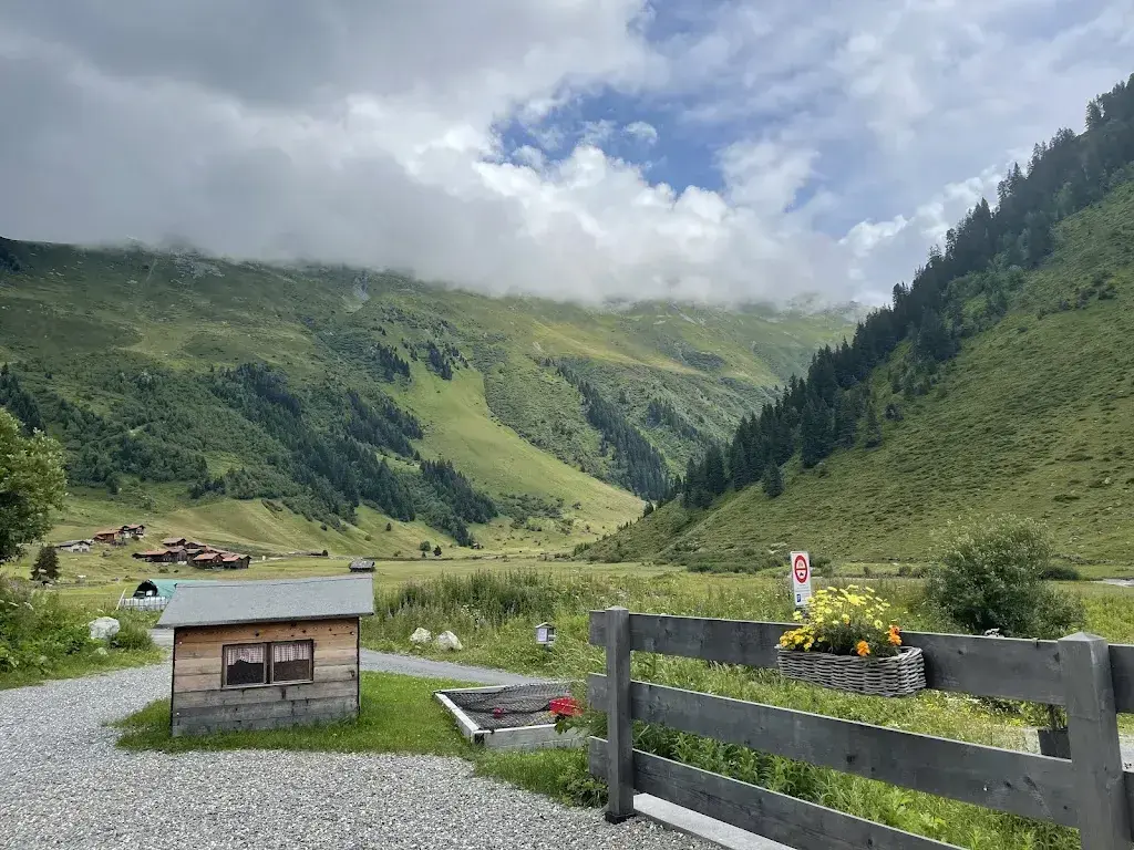 Derek Beckman_Berghaus Erika, Michael Kern_Klosters-Serneus_recensione