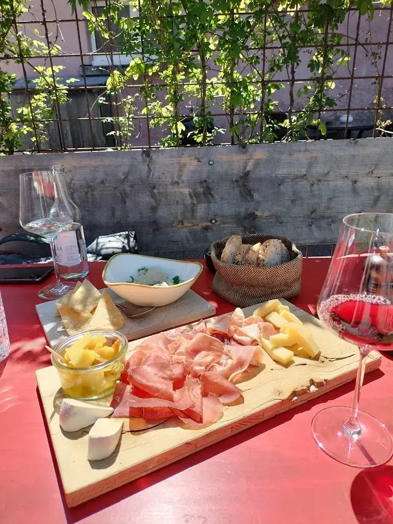 Phi Sch._Stall 247 - Weinkost & Feinkost im einstigen Kuhstall_Maienfeld_review