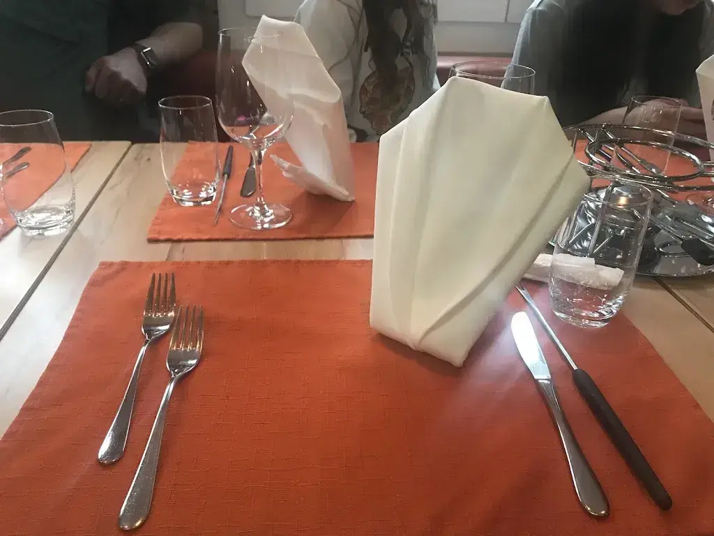 Nisa Jaeng (Jaeng)_Tropenpflanzen-Restaurant Florida_Studen_review