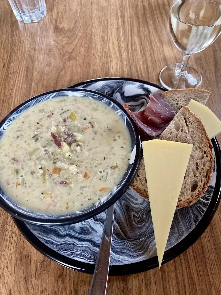 Sarah Mantel_Gipfelhütte Piz Mundaun_Surcuolm_review