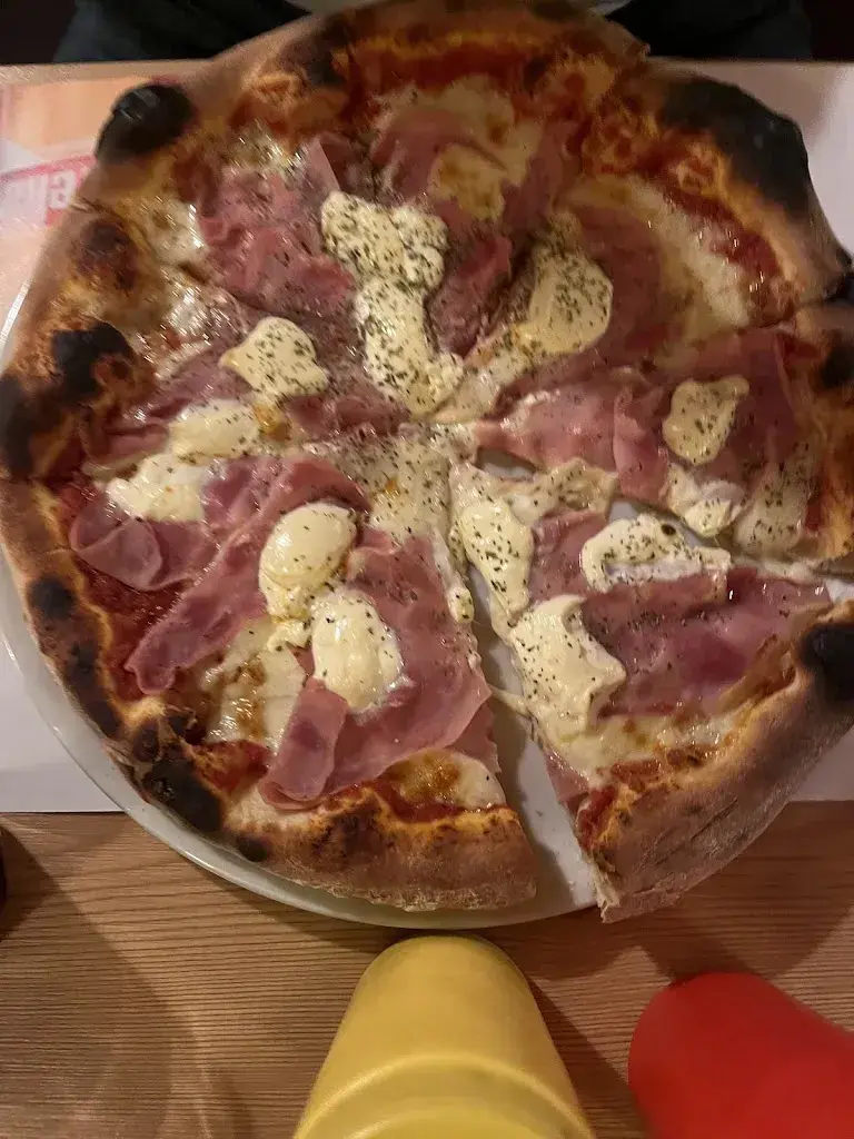 Susanne Werth_Kebap Central Pizzeria-Grill_Tujetsch_avis