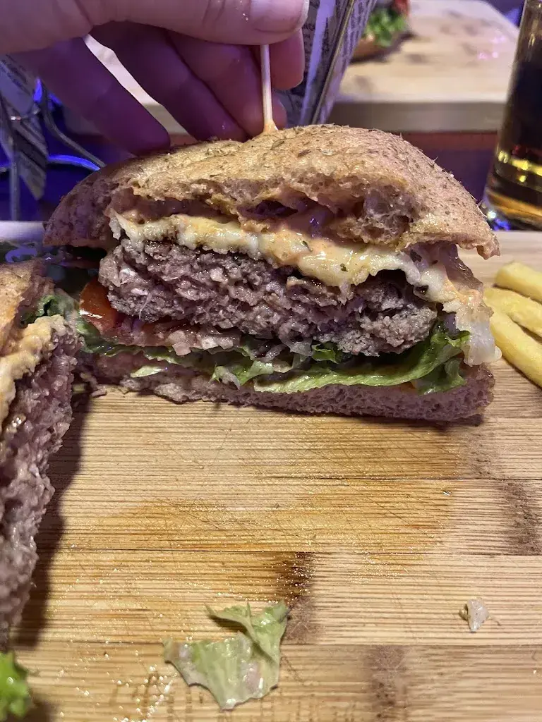 Oana Banceanu_Tom's Diner Restaurant_Wohlen_avis