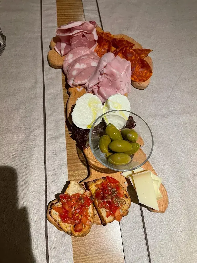 Urania Jerasi_La Taverna_Hendschiken_avis