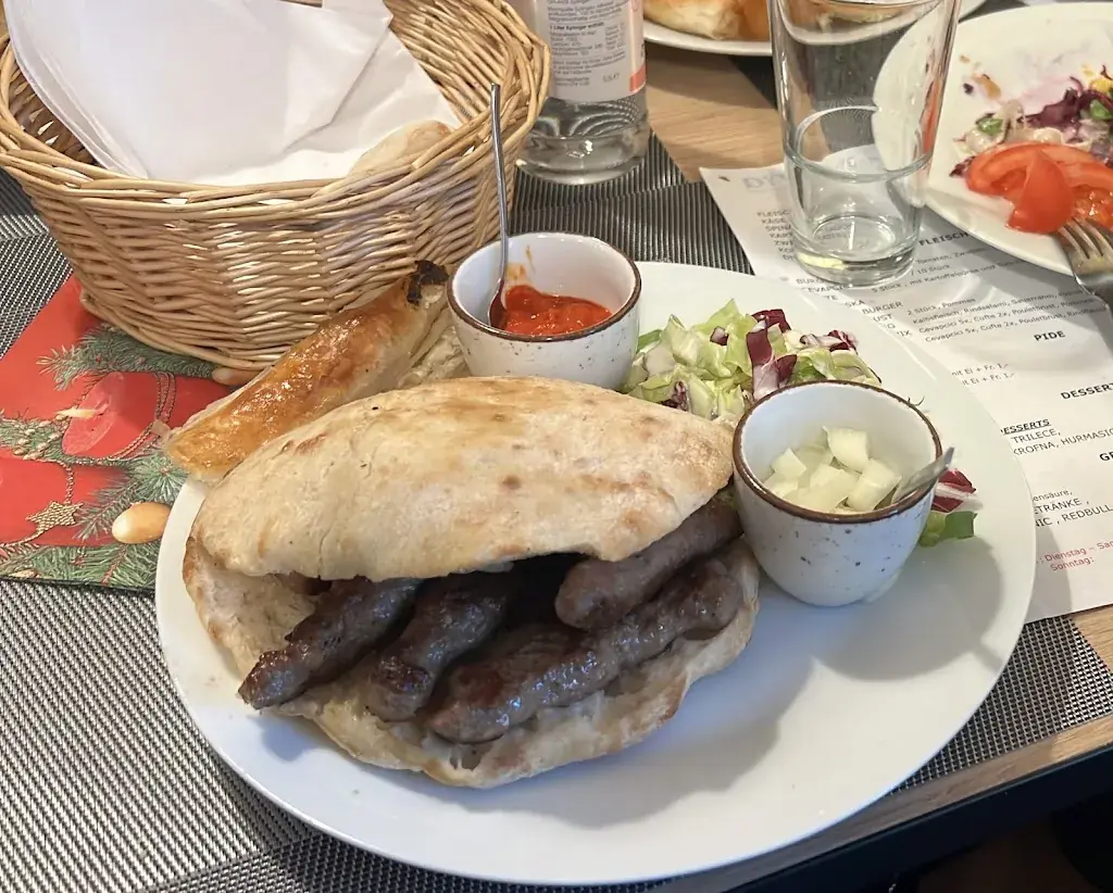 lana lana_DiVaDiS Italienische- Balkanische Küche, Burek, Cevapcici, Pizza, Pide_Schinznach-Bad_review
