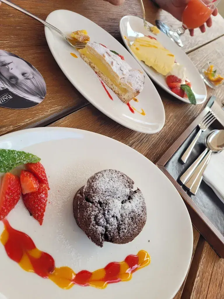 Lendita Sejfullahu_Cafe & Bistro Piazza_Frick_review