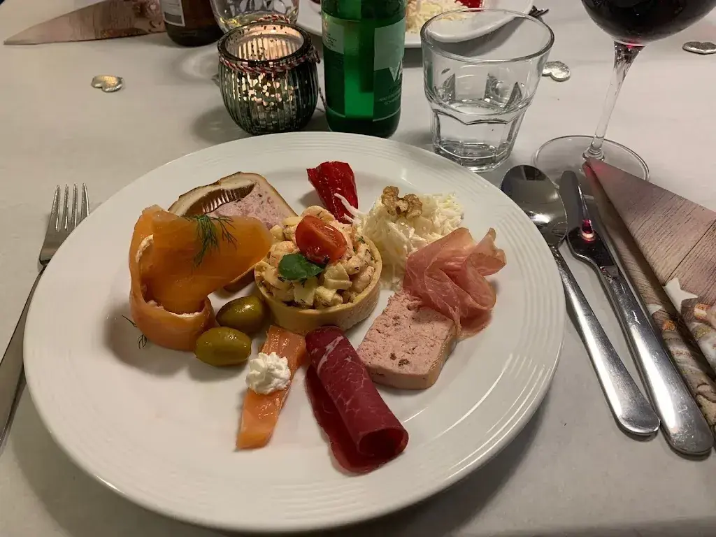 Viktor Ackermann_Café Cholm_Ueken_reseña