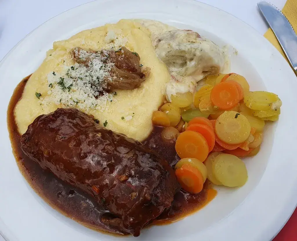 Els Hos_Ulrich Stucki, Café Hallenbad_Seon_review