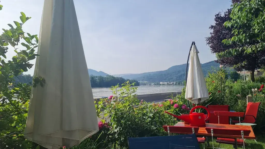 Dominik Pfoster_Ufer 30_Wallbach_review