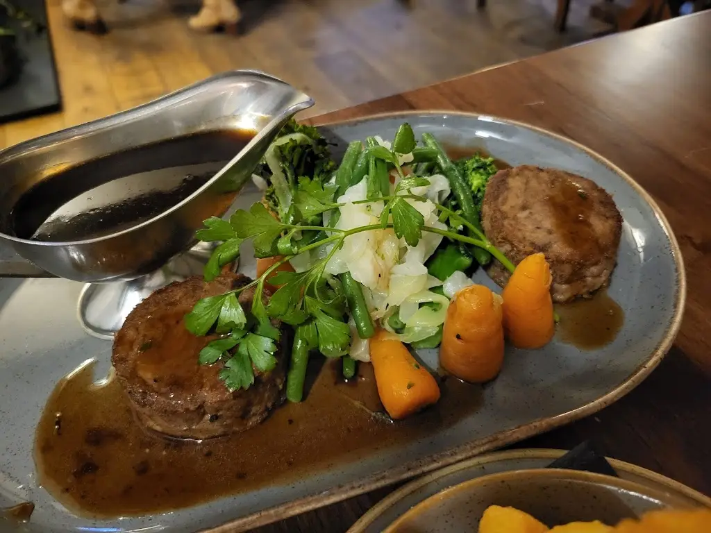 danny kinge_The Full Moon_Great Missenden_review