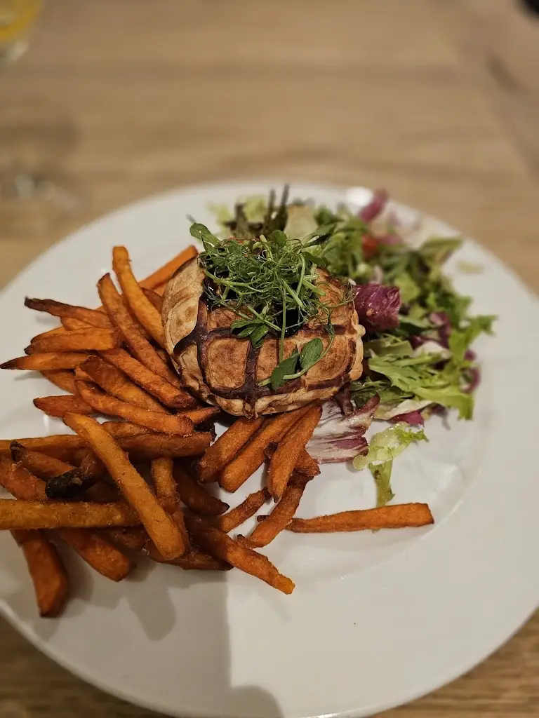 Jenny Whitnell_Crown at Great Ellingham_Attleborough_review