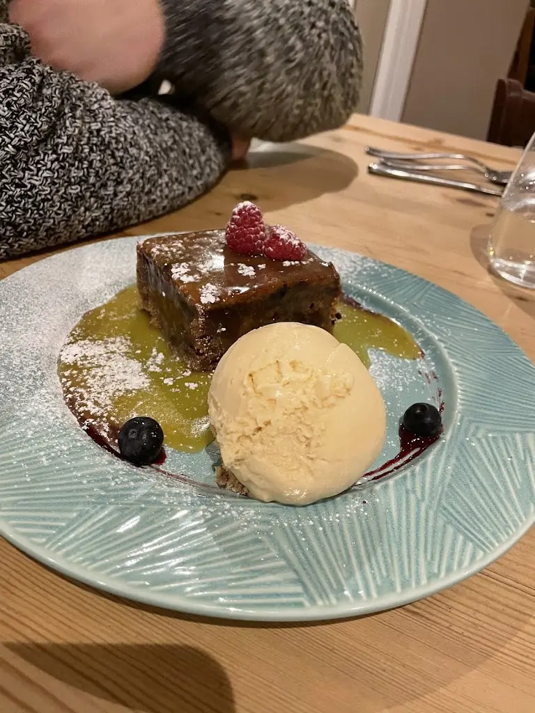 Emily Waller_Crown at Great Ellingham_Attleborough_review