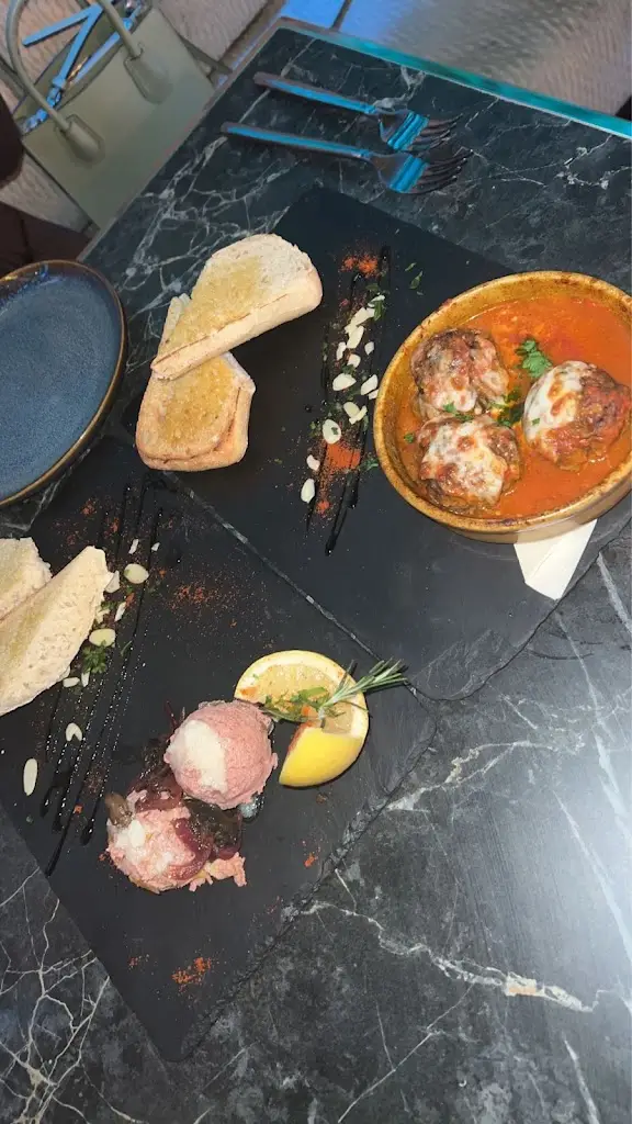 Mia McColl_Tuana Guiseley_Guiseley_recensione