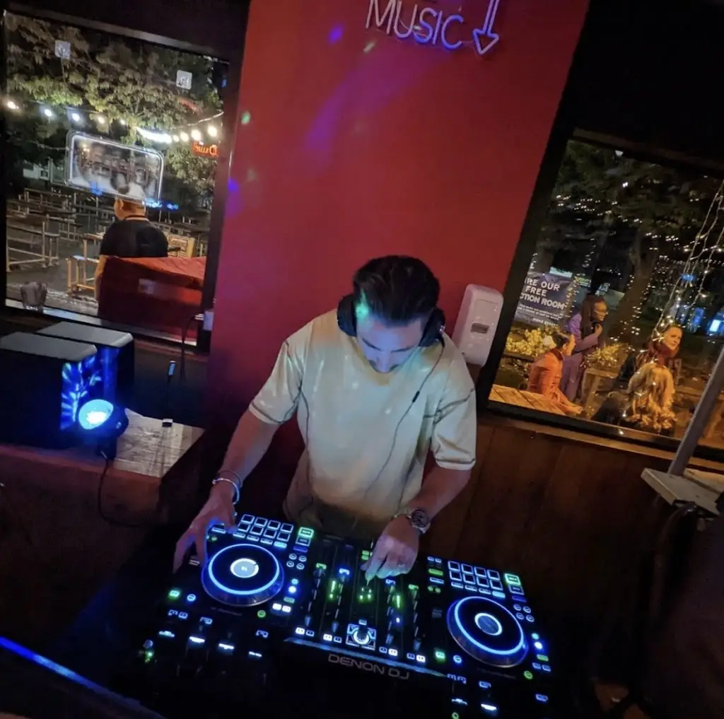 Everybodys restaurant in Guiseley