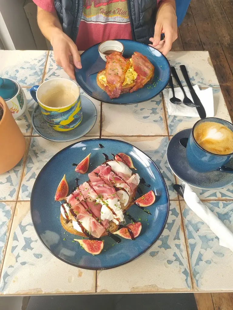 Abbie Philpott_JO.CO Cafe_Handcross_review