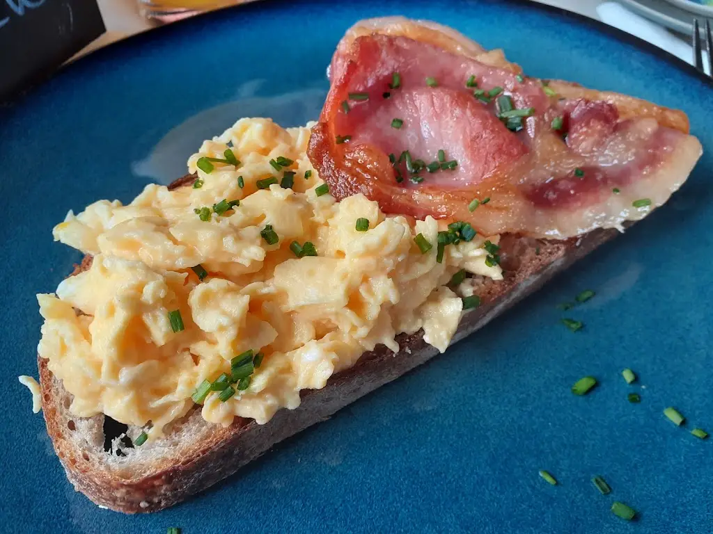 Tony Holden_JO.CO Cafe_Handcross_review